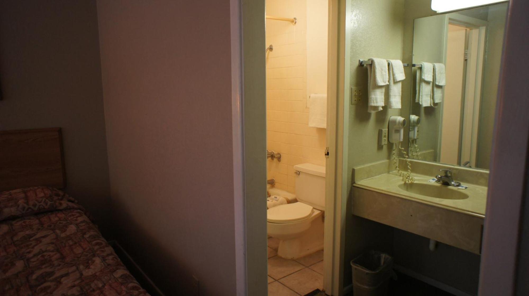 Executive Inn & Suites Orange Room photo