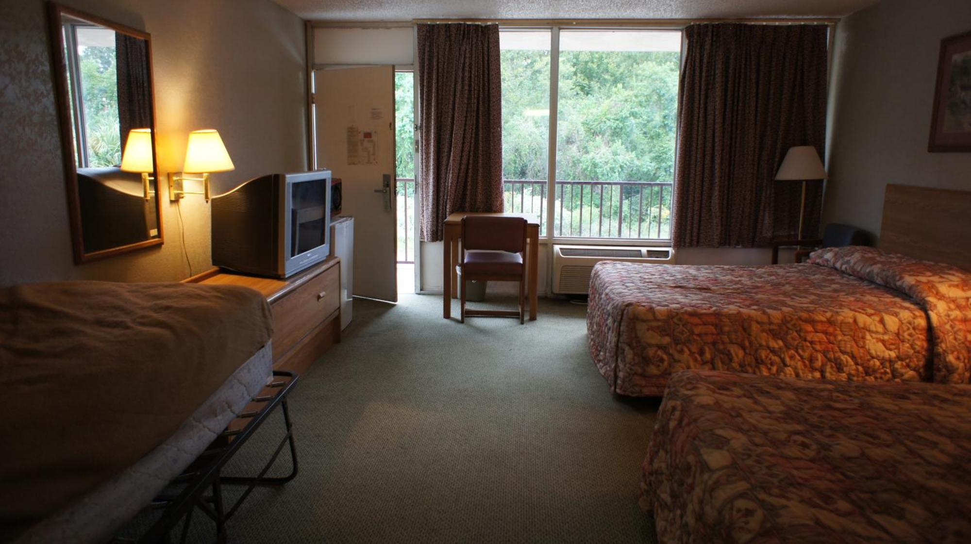 Executive Inn & Suites Orange Room photo