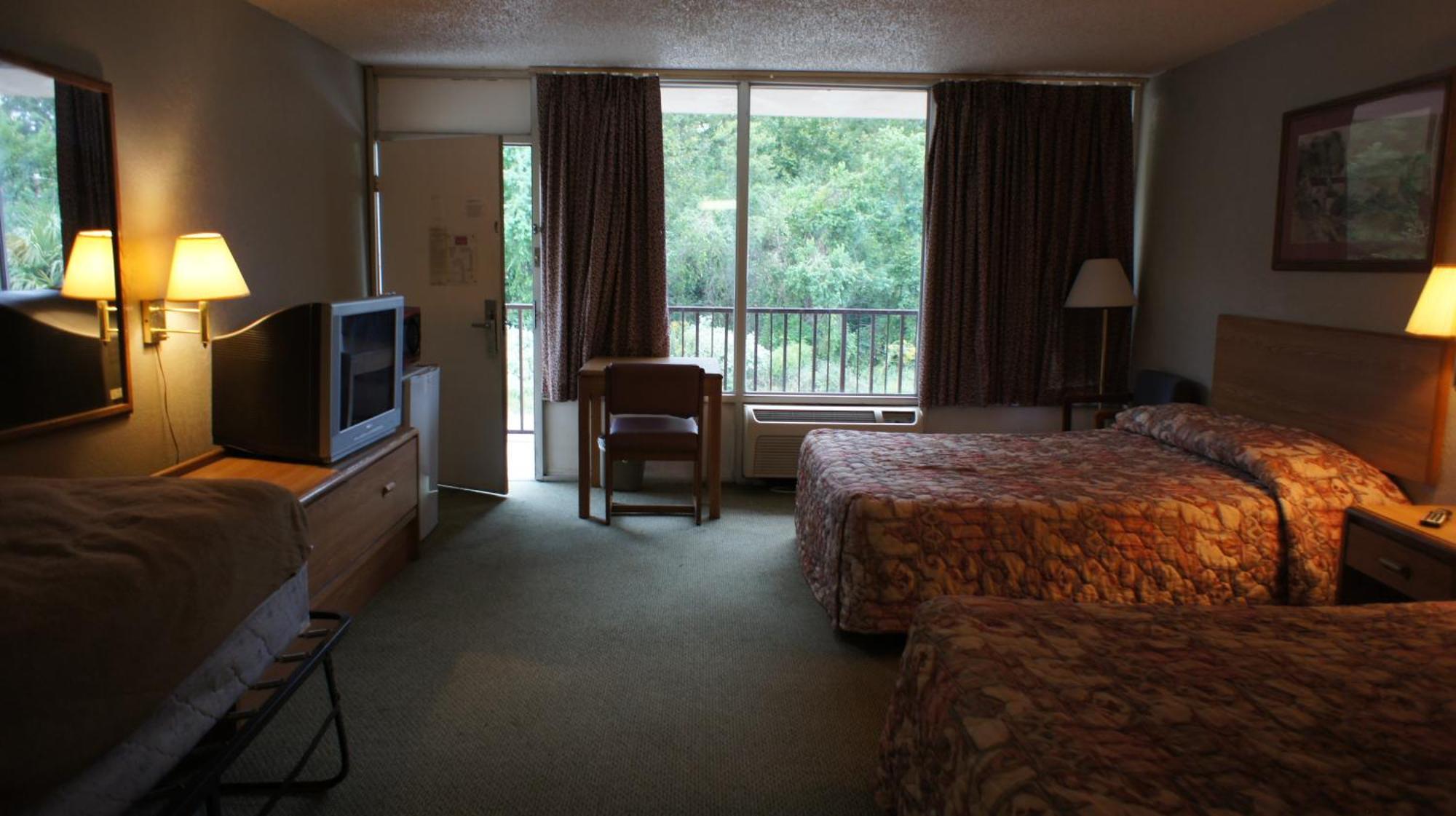 Executive Inn & Suites Orange Room photo