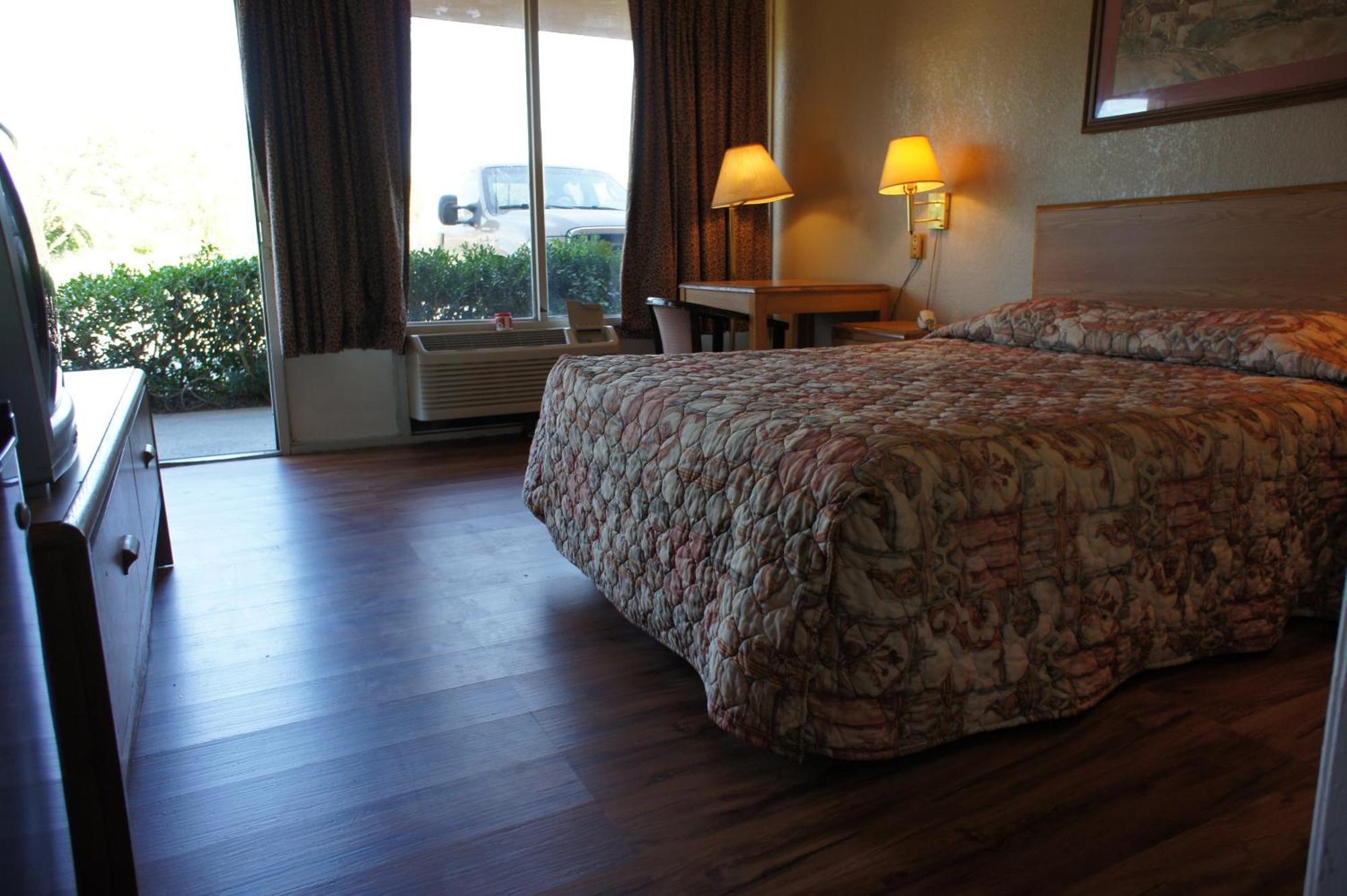 Executive Inn & Suites Orange Room photo
